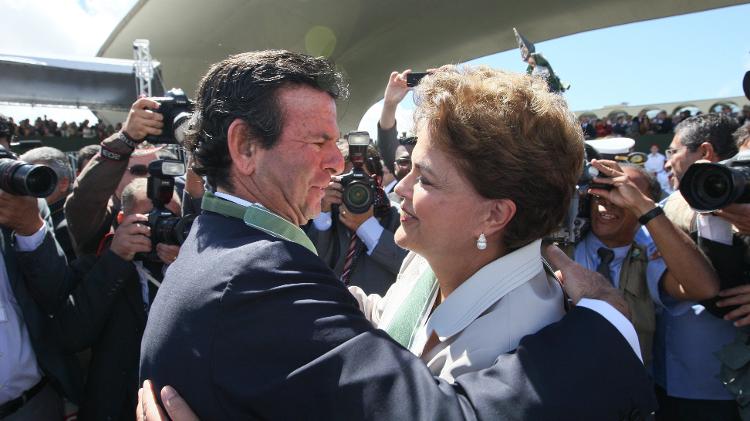 O ministro do STF Luiz Fux abraça a então presidente Dilma Rousseff, que o indicou para a corte, em evento em comemoração ao Dia do Exército, em Brasília - Sergio Lima - 19.abr.11/Folhapress - Sergio Lima - 19.abr.11/Folhapress