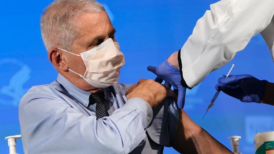 22.dez.2020 - O imunologista Anthony Fauci é vacinado nos Estados Unidos - Patrick Semansky/AFP