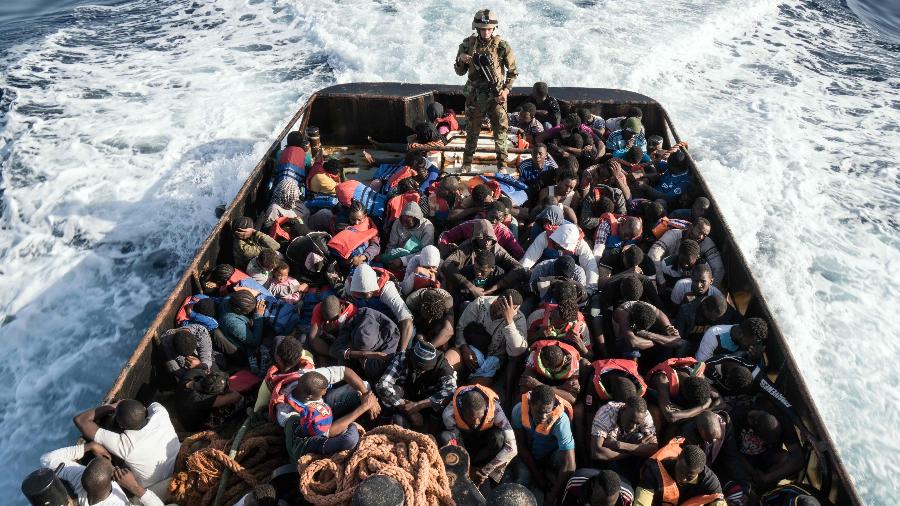 Arquivo: Resgate de imigrantes ilegais que tentam chegar à Europa - TAHA JAWASHI/AFP