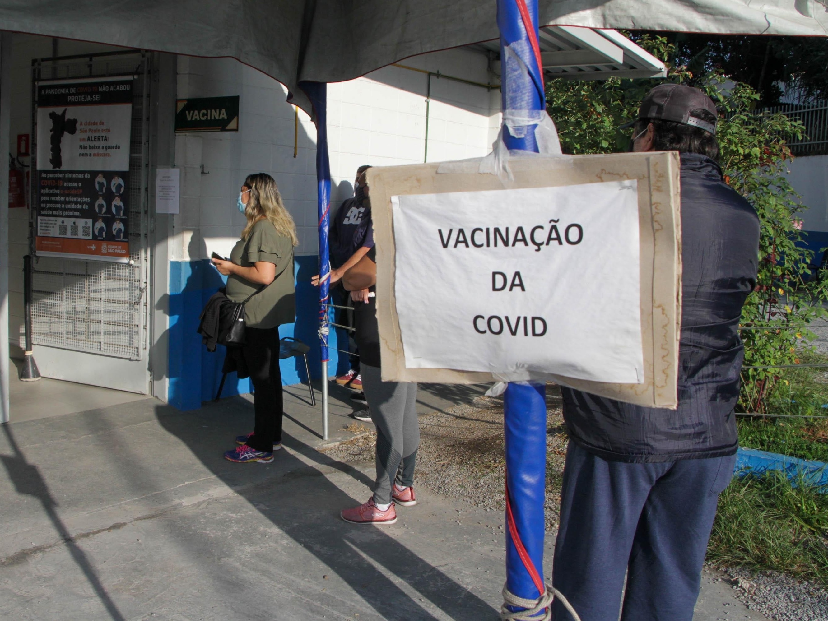 Covid: país tem 27 mil pessoas registradas com 3 doses ou mais de vacina