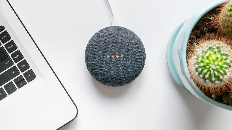 Nest Mini, a caixa de som inteligente do Google, poderá se conectar a outros produtos com um só clique - Getty Images