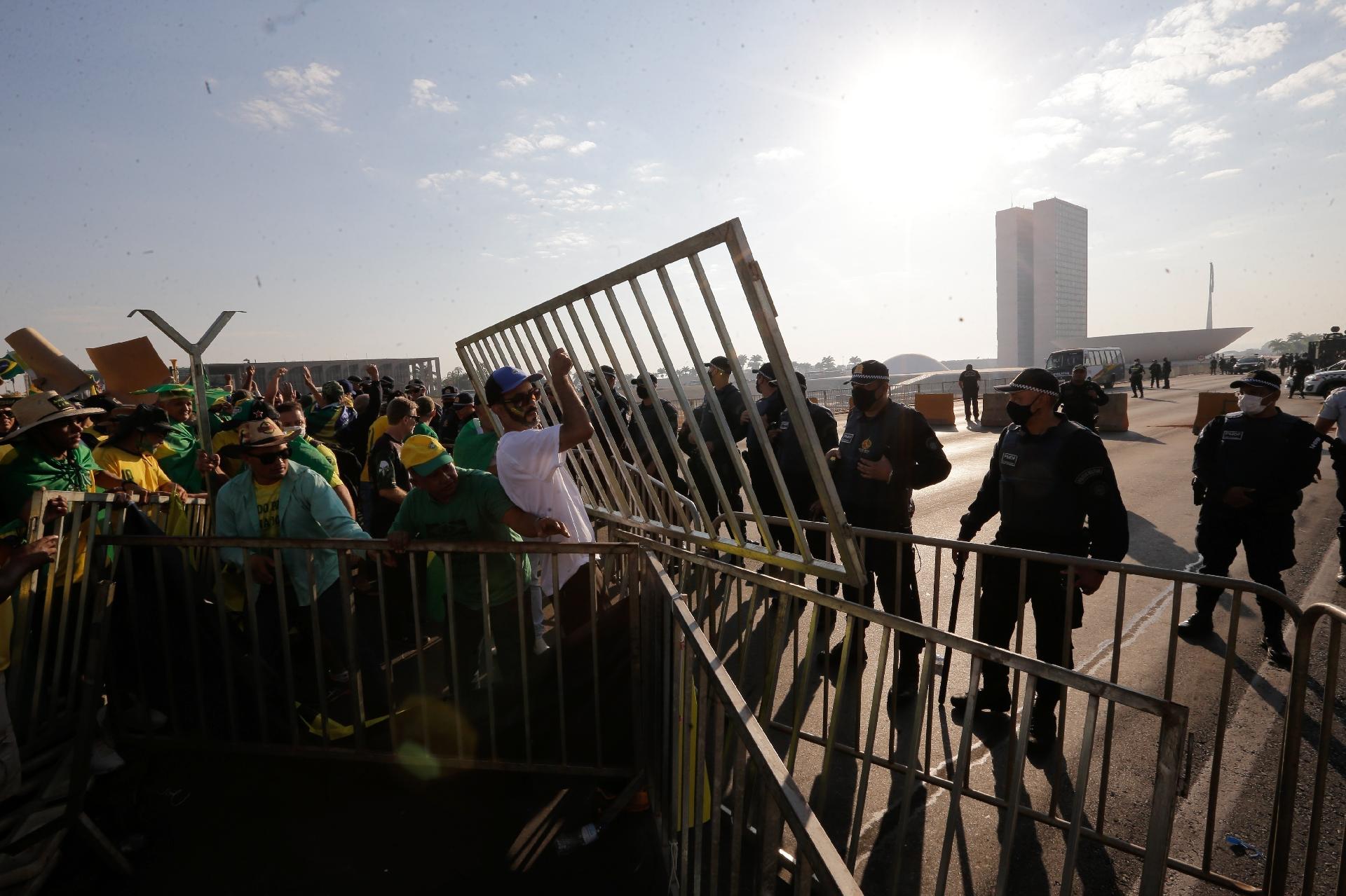 7.set.2021 -  Apoiadores do presidente Jair Bolsonaro (sem partido) derrubam cercas de proteção com o intuito de invadir a área próxima aos prédios do Congresso Nacional e do STF.  Eles dizem que vieram "para a guerra e não para fazer carnaval" - DIDA SAMPAIO/ESTADÃO CONTEÚDO