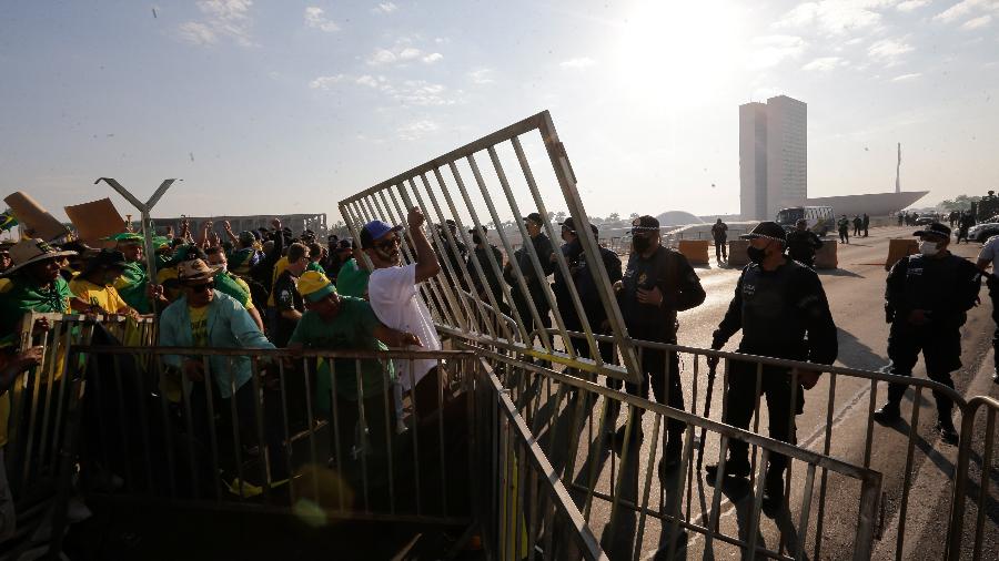 7.set.2021 - Apoiadores do presidente Jair Bolsonaro (sem partido) derrubam cercas de proteção com o intuito de invadir a área próxima aos prédios do Congresso Nacional e do STF - DIDA SAMPAIO/ESTADÃO CONTEÚDO