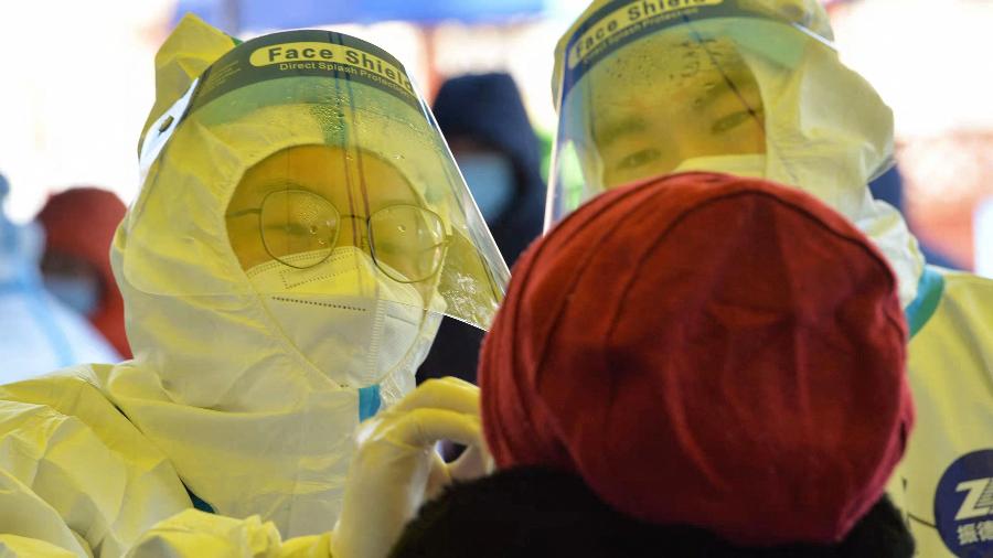 10.jan.2022 - Pessoa é submetida a um teste de covid-19 em Tianjin, no norte da China - AFP