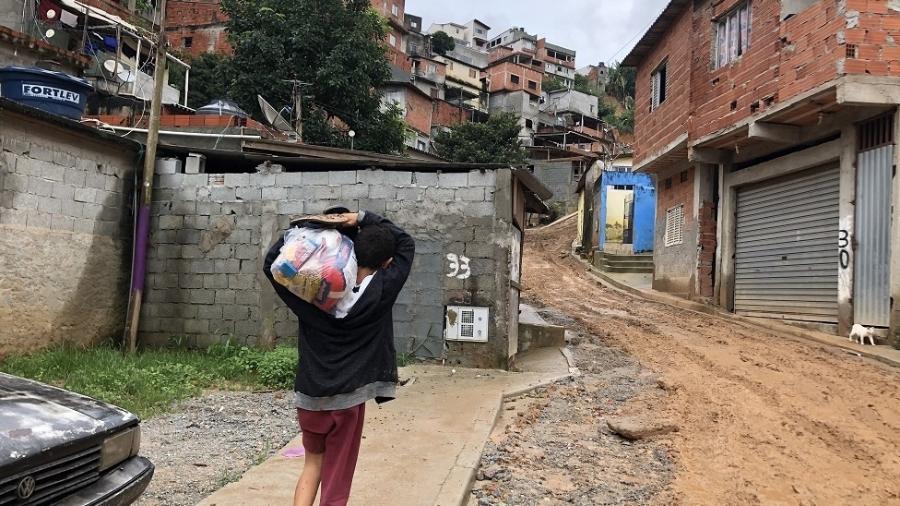 Famílias que vivem em morro que deslizou em Franco da Rocha estão recebendo cestas básicas como doação - Leandro Machado