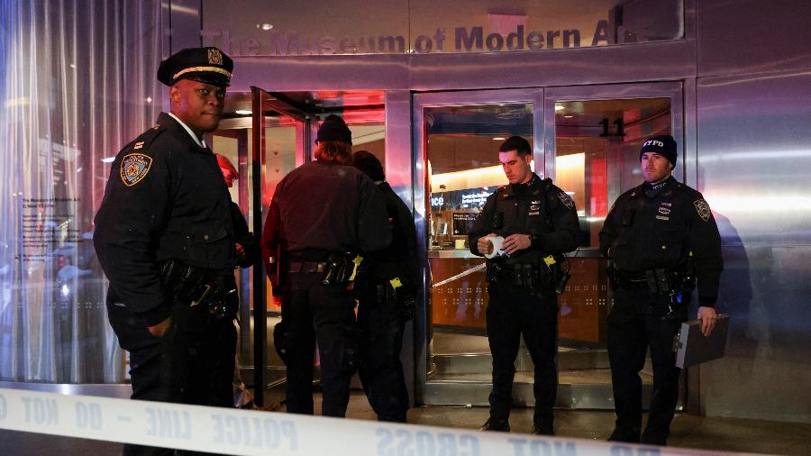 Membros do Departamento de Polícia de Nova York patrulham na entrada do Museu de Arte Moderna - REUTERS/Andrew Kelly