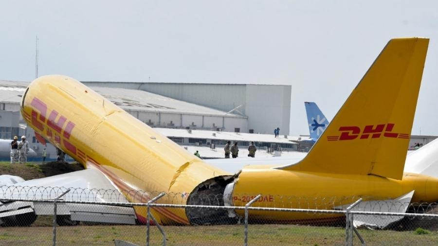 Avião se partiu ao meio após pousar no aeroporto de San Jose - Ezequiel BECERRA / AFP