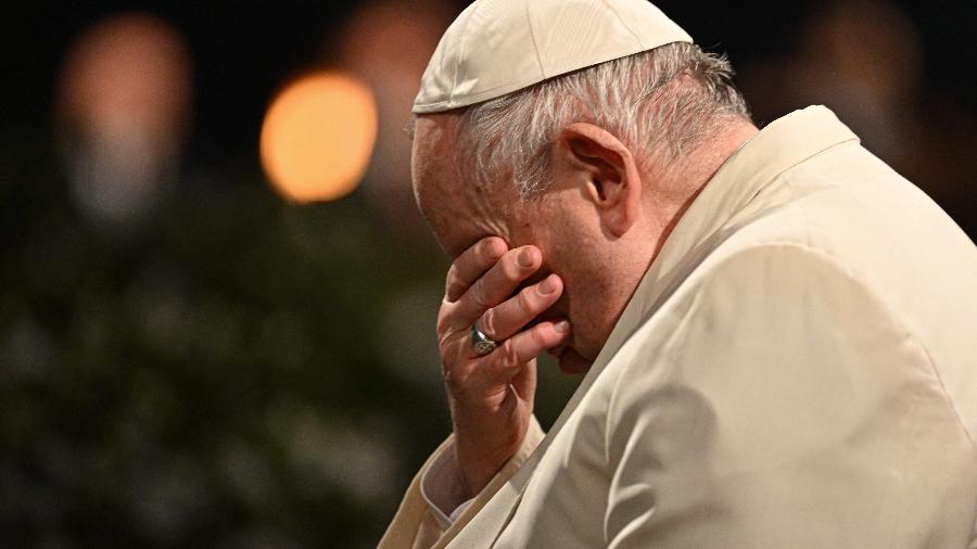 O papa Francisco durante a celebração de Sexta-feira da Paixão no Coliseu, em Roma (Itália) - FILIPPO MONTEFORTE/AFP
