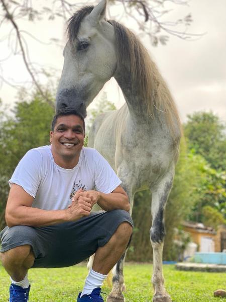 Em foto nas redes sociais, Cabo Daciolo aparece ao lado de um dos seus cavalos - Reprodução/@cabodaciolo