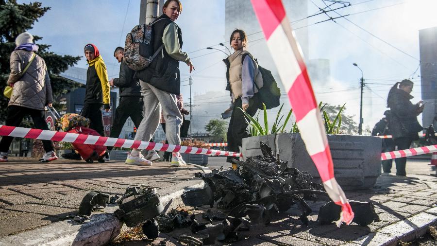 Moradores locais observam partes do que as autoridades ucranianas consideram ser um drone kamikaze russo em Kiev - Reuters