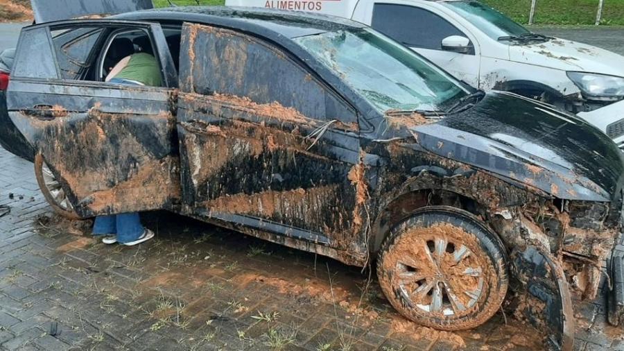 O carro de Constâncio dos Santos Filho  ficou danificado após o deslizamento de terra em Guaratuba - Arquivo pessoal