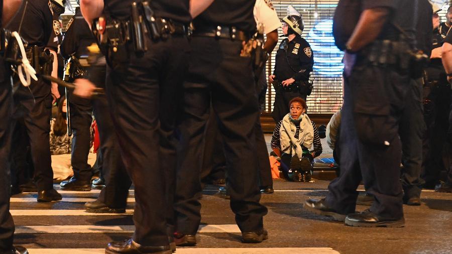 Uma mulher aparece presa pela polícia durante protesto "Black Lives Matter" na cidade de Nova York - Angela Weiss/AFP