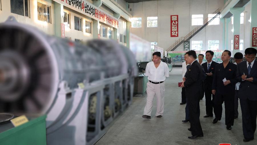 O líder norte-coreano Kim Jong Un iem visita a complexo de máquinas e fábrica de munições