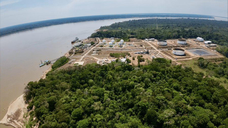 Terminal de embarque de petróleo da Petrobras no rio Solimões, em Coari (AM)