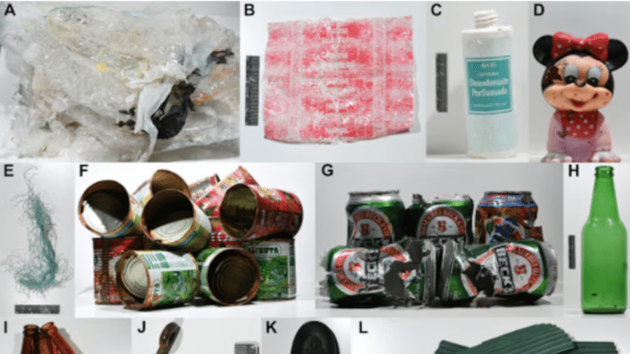 Entre os resíduos encontrados em São Paulo, estão: plásticos (A-E), metal (F, G, J), vidro (H, I), couro (K), borracha (L), pintura de embarcação (M) e cano de ferro (N)