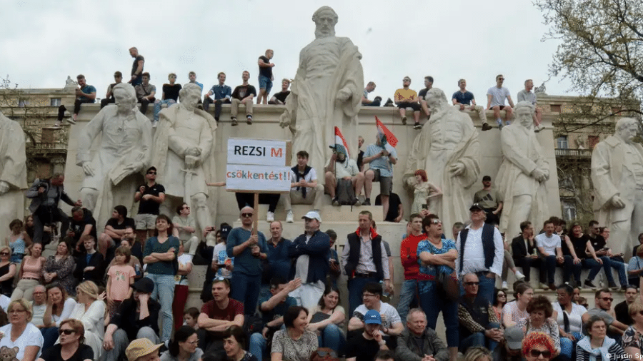 Húngaros protestam contra premiê Viktor Orbán, no poder há 14 anos