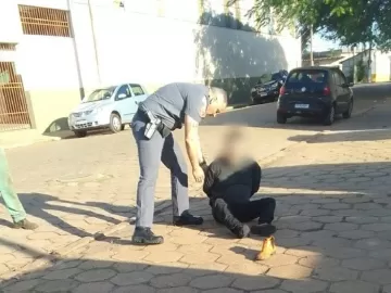 Professora é esfaqueada na frente de escola em SP; ex-companheiro é preso