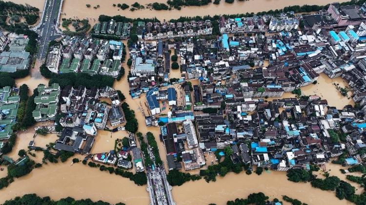 Foto aérea mostra a cidade de Guilin, na China. Inundações e deslizamentos de terra no sul do país deixam pelo menos cinco mortos e dezenas de desaparecidos