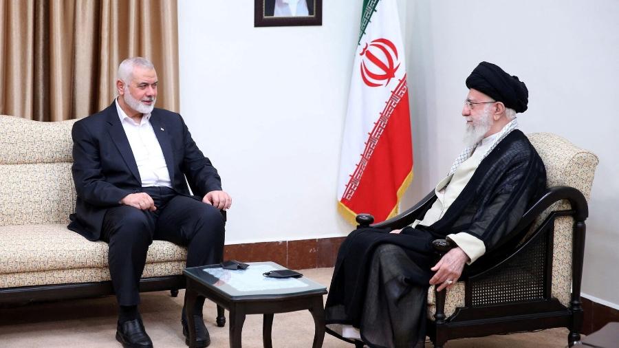 30.jul.24 - O líder supremo do Irã, aiatolá Ali Khamenei, reúne-se com o principal líder do grupo palestino Hamas, Ismail Haniyeh, em Teerã, Irã