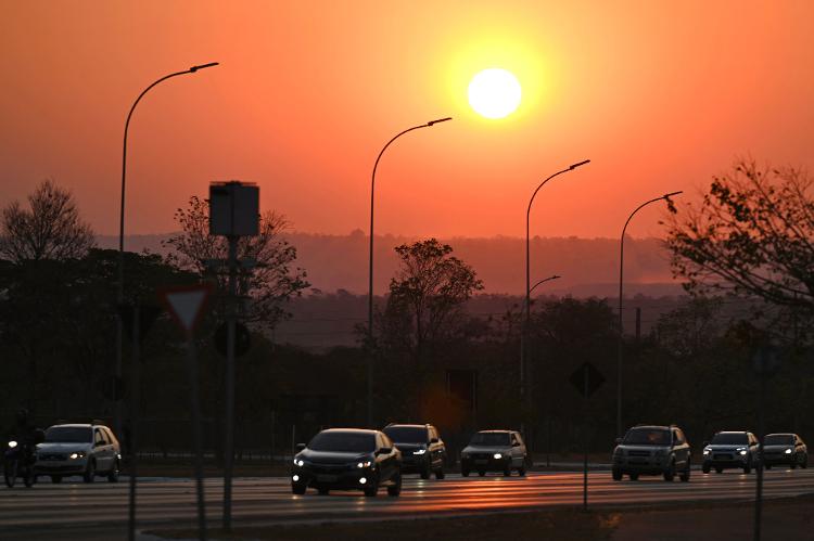 Sol laranja em Brasília devido aos incêndios