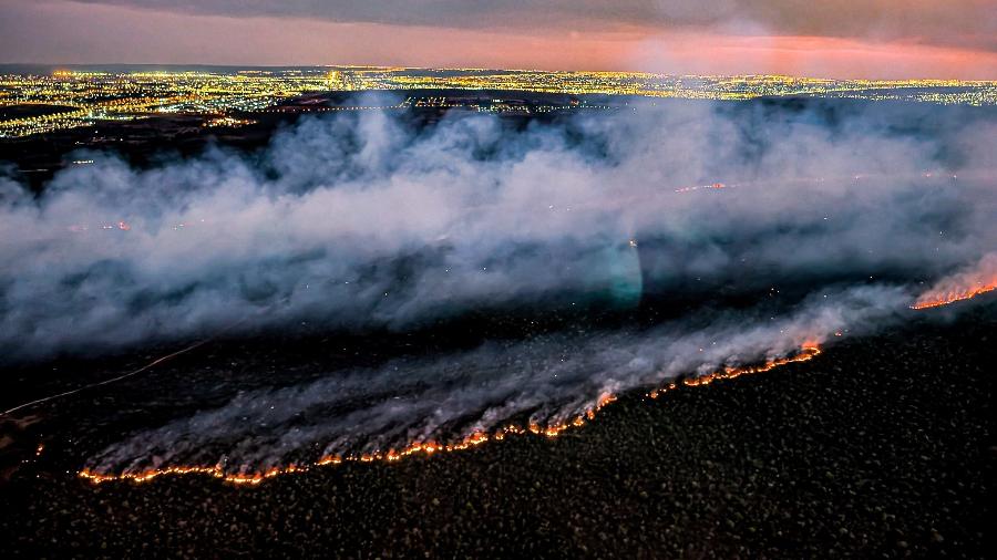 Parque Nacional de Brasília em chamas, no domingo