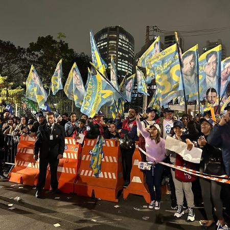 Apoiadores de Marçal se reúnem na frente da TV Globo antes de debate