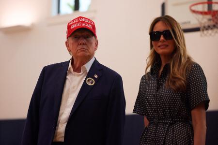 O candidato presidencial republicano e ex-presidente dos EUA Donald Trump, acompanhado pela ex-primeira-dama dos EUA Melania Trump