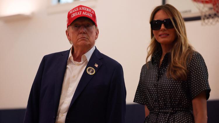 Trump chega para votar acompanhado pela ex-primeira-dama Melania Trump