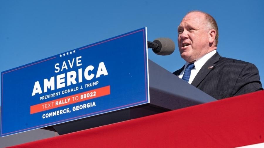 Tom Homan, ex-diretor interino do Serviço de Imigração e Alfândega dos EUA, durante comício de Donald Trump em Commerce, Geórgia - MEGAN VARNER/AFP