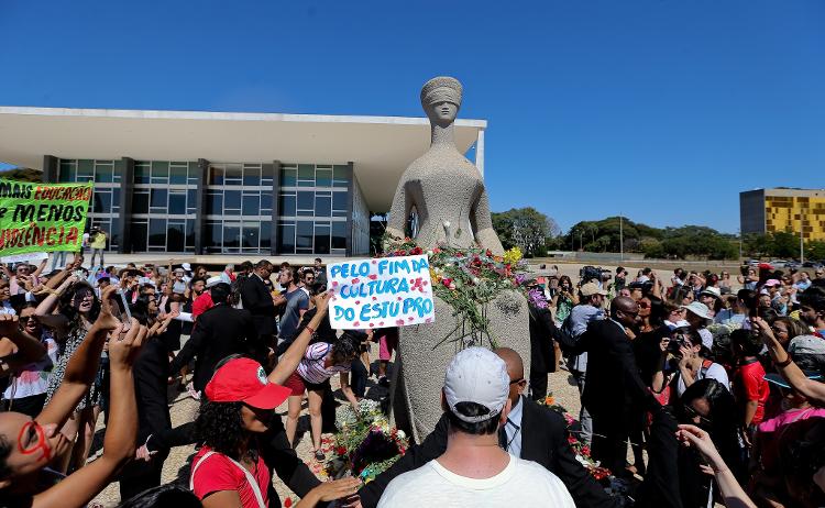 2016: manifestantes em ato pelo fim da violência contra a mulher e contra a cultura do estupro