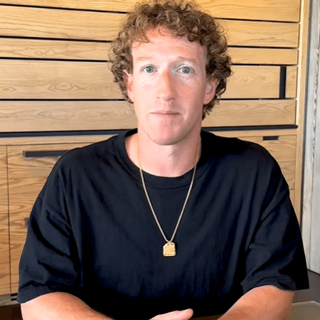 Mark Zuckerberg deixou o cabelo crescer, usa roupas diferentes e aderiu à corrente de ouro