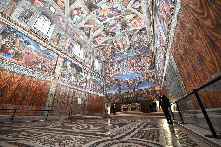 Pinturas de Michelangelo são vistas na abóbada e no altar da Capela Sistina, no Vaticano Pinturas de Michelangelo são vistas na abóbada e no altar da Capela Sistina, no Vaticano