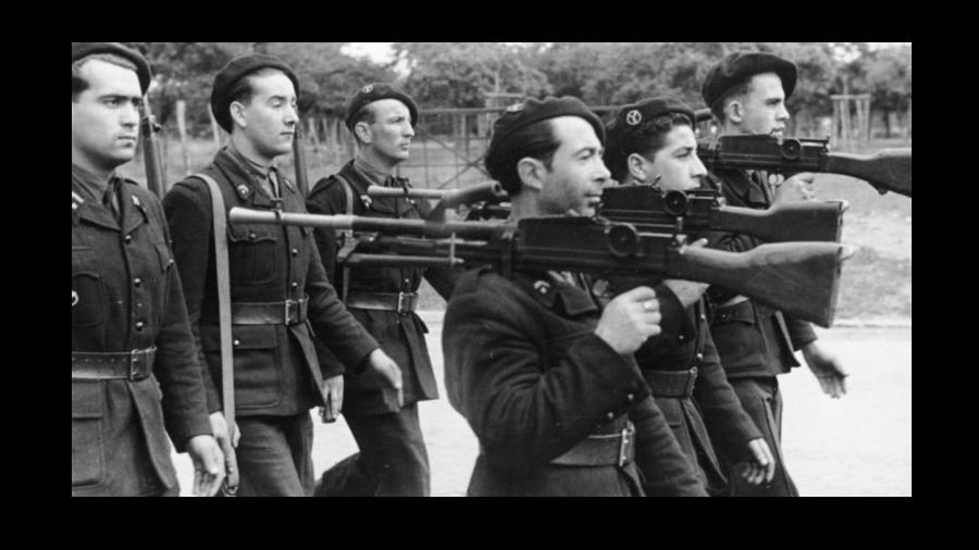 Membros da Milícia Francesa que atuava na República de Vichy, a parte da França que os nazistas não precisaram ocupar porque já estava ocupada pelos fascistas nativos, seus colaboradores