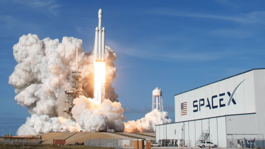 Um foguete Falcon Heavy da SpaceX decola da histórica plataforma de lançamento 39-A no Centro Espacial Kennedy, em Cabo Canaveral, Flórida, EUA. Um foguete Falcon Heavy da SpaceX decola da histórica plataforma de lançamento 39-A no Centro Espacial Kennedy, em Cabo Canaveral, Flórida, EUA.