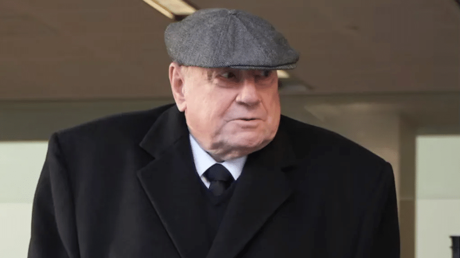 Ex-bispo australiano Christopher Saunders é condenado por crimes sexuais contra dois jovens