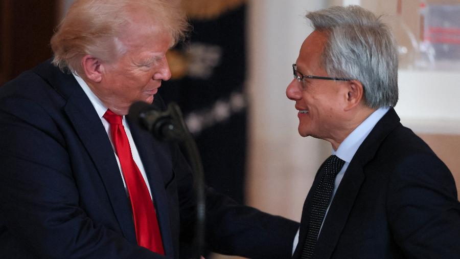 CEO da Nvidia, Jensen Huang, e o presidente dos EUA, Donald Trump, apertam as mãos durante evento em Washington CEO da Nvidia, Jensen Huang, e o presidente dos EUA, Donald Trump, apertam as mãos durante evento em Washington