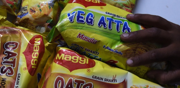 Pacotes de macarrão instântaneo Maggi em loja de Faridabad, no subúrbio de Nova Déli - Money Sharma/AFP