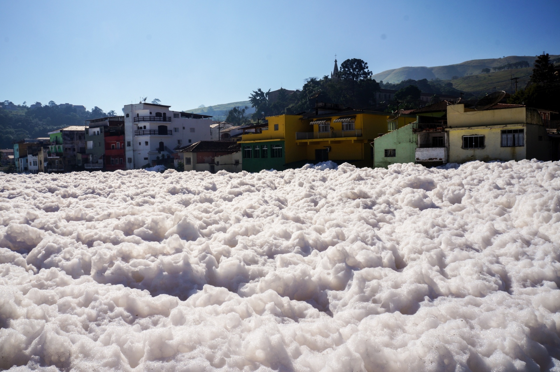 Espuma de poluição do rio Tietê invade ruas de Pirapora do Bom Jesus ...