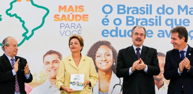 A presidente Dilma Rousseff participa da cerimônia de celebração de dois anos do Programa Mais Médicos ao lado do ministro-chefe da Casa Civil, Aloizio Mercadante - Roberto Stuckert Filho/PR