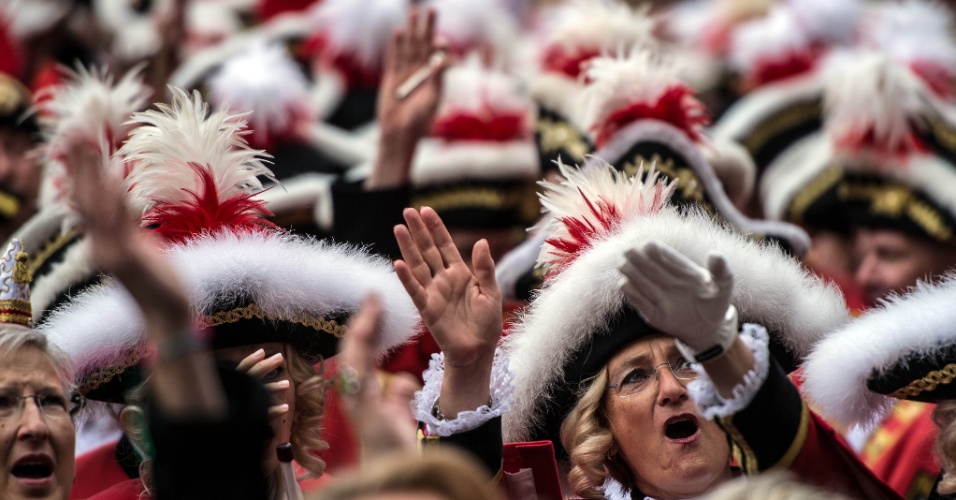 11.nov.2015 - Foliões comemoram o lançamento da temporada de carnaval em Duesseldorf, na Alemanha
