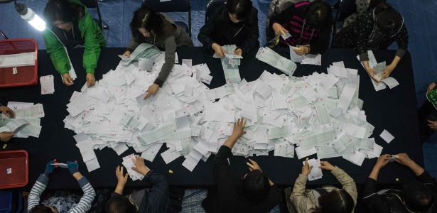 Contagem de votos nas eleições legislativas sul-coreanas - Ed Jones/AFP