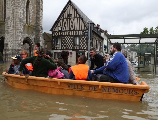 1º.jun.2016 - Barco navega por rua inundada em Nemours (França). Chuvas torrenciais atingiram regiões do norte da Europa, deixando mortos e vários desabrigados - Kenzo Tribouillard/AFP