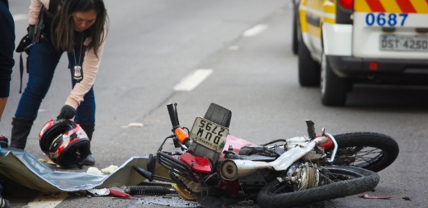 Peritos trabalham em local de acidente entre caminhão e moto na marginal Tietê, em SP - Zanone Fraissat/Folhapress