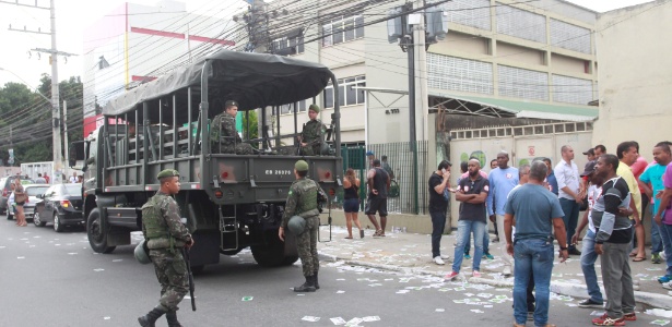 Em imagem de 2016, homens do Exército patrulham ruas de Belford Roxo, na região metropolitana do Rio durante o segundo turno das eleições municipais