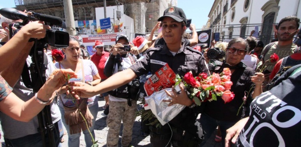 Policiais militares distribuem flores às manifestantes durante protesto - Jose Lucena/Futura Press/Estadão Conteúdo