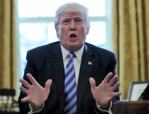 O presidente dos EUA, Donald Trump, dá entrevista coletiva no Salão Oval da Casa Branca após fracasso de sua reforma de saúde - Kevin Lamarque/Reuters