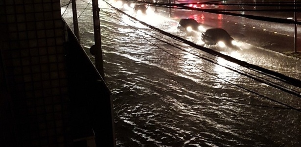 A avenida Assis Brasil ficou alagada na madrugada desta segunda-feira (2) durante temporal que atingiu a capital gaúcha - Reprodução/Twitter/@DiogoAngrisani