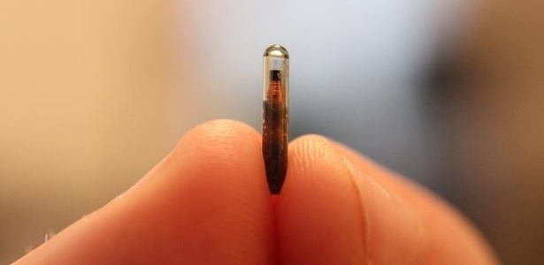 Chip de NFC que é implantado entre o polegar e o indicador  - Divulgação