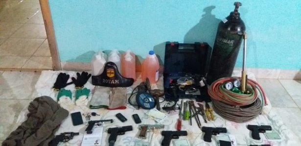 Com os suspeitos foram encontradas armas de fogo, um carro roubado, um maçarico a gás, explosivos e produtos inflamáveis - Divugação/Polícia Militar de Goiás