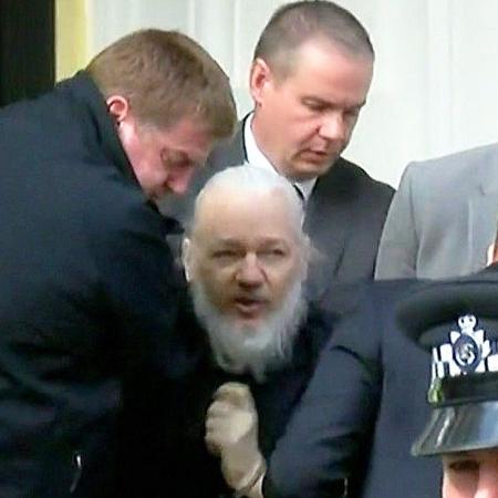 Julian Assange é preso na embaixada do Equador em Londres - Reprodução/Ruptly